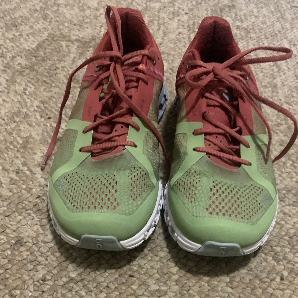 ON Cloud flow running sneaker. Great used condition. Size 8.